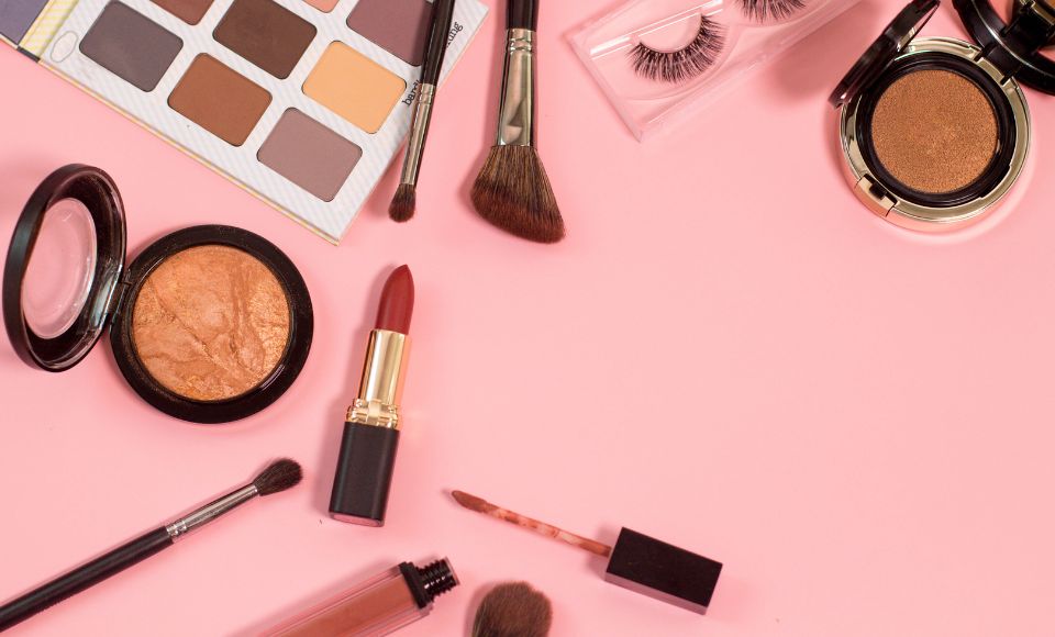 Imagem com kit de beleza: batom, blush e sombra.