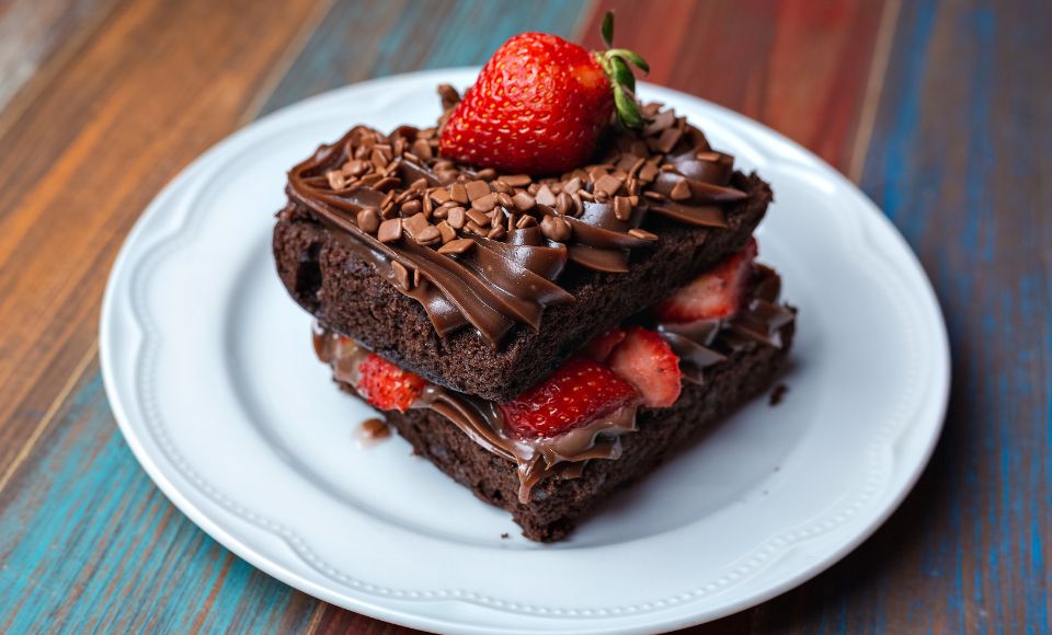 Torta de morango com chocolate é uma das opções de doces para vender no Dia das Mães.